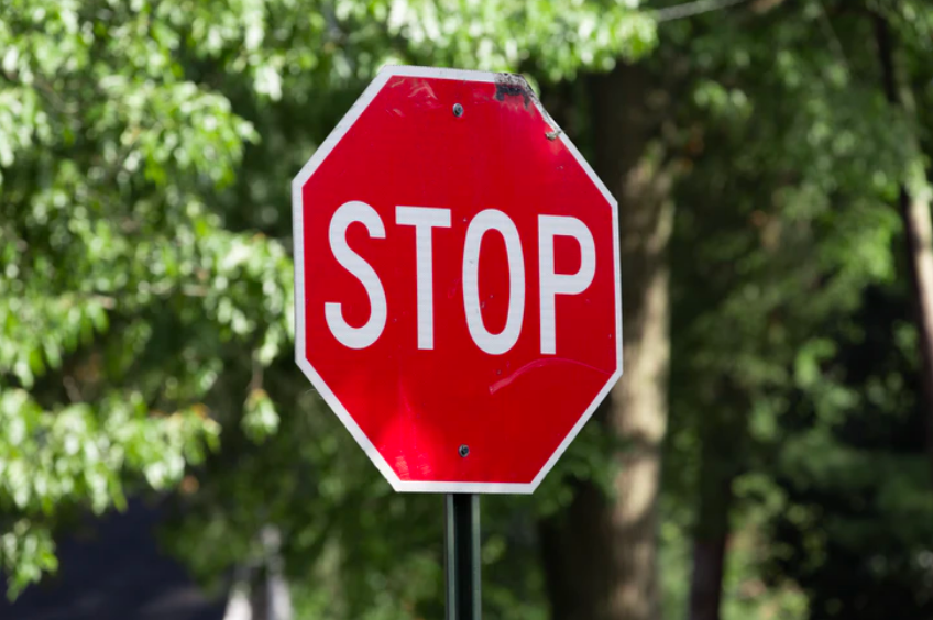 1627353539517965.png 最全加拿大交通及自驾行驶指南(交通规则+图标解说+加油+停车+罚单处理)